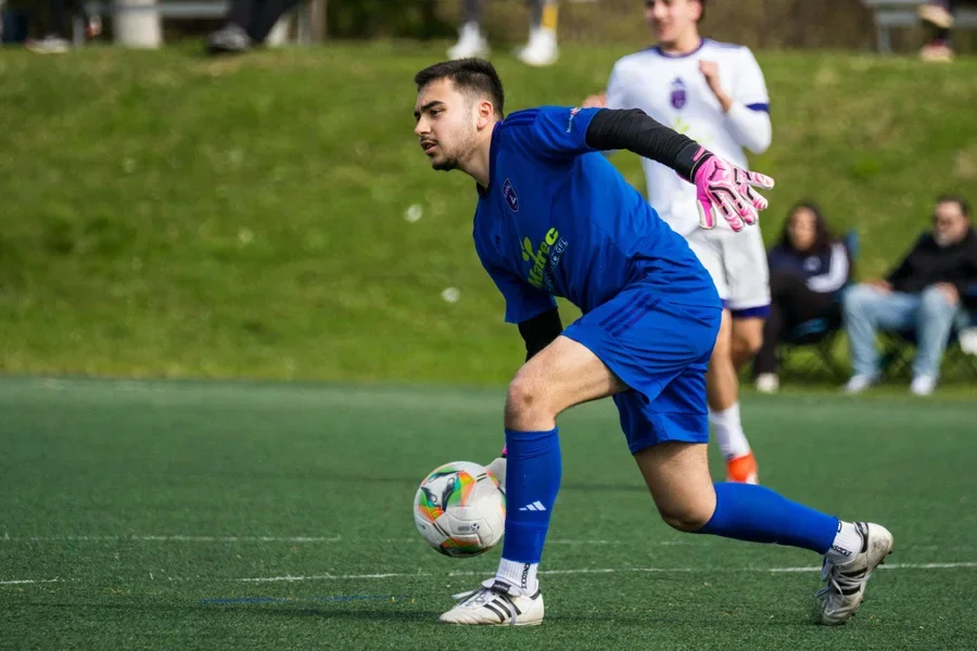 Portero de fútbol dinámico en acción en el campo