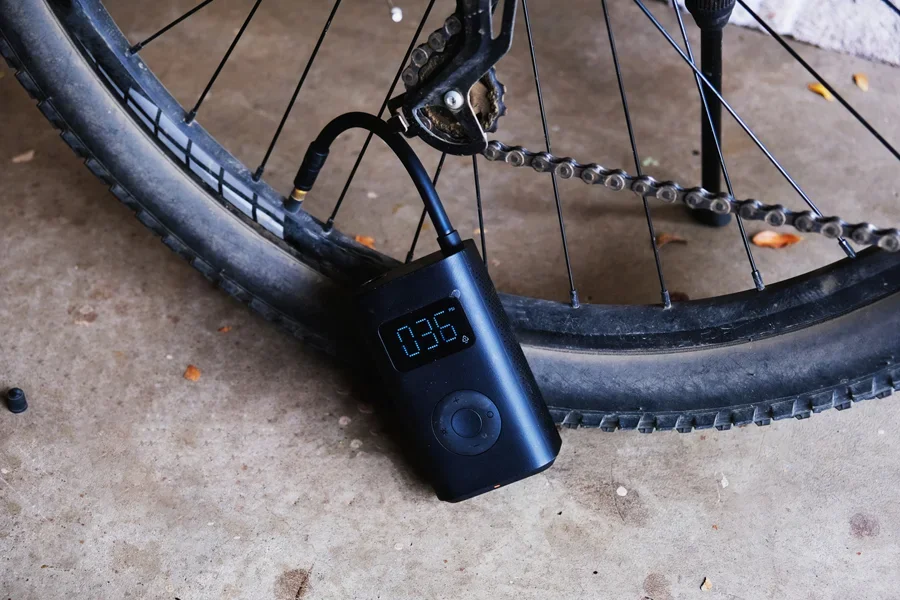 Pompa portabel elektrik menggunakan layar digital untuk tekanan ban yang diinginkan