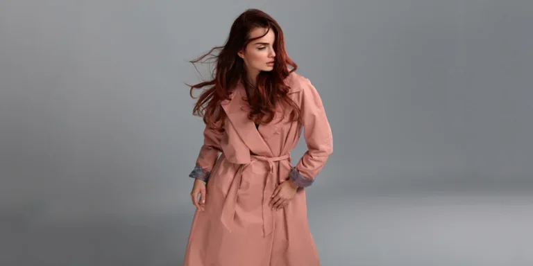 Chica modelo de moda con ropa de moda en el estudio