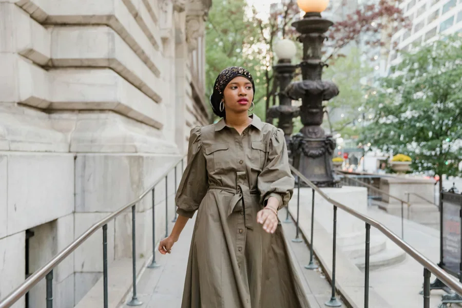 Modische Frau zu Fuß