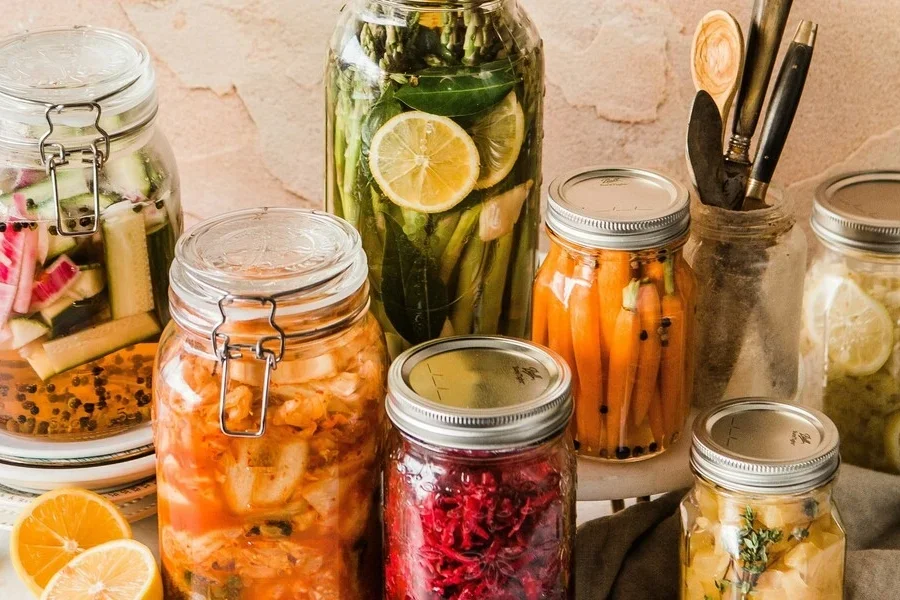 Alimentos fermentados en frascos de vidrio