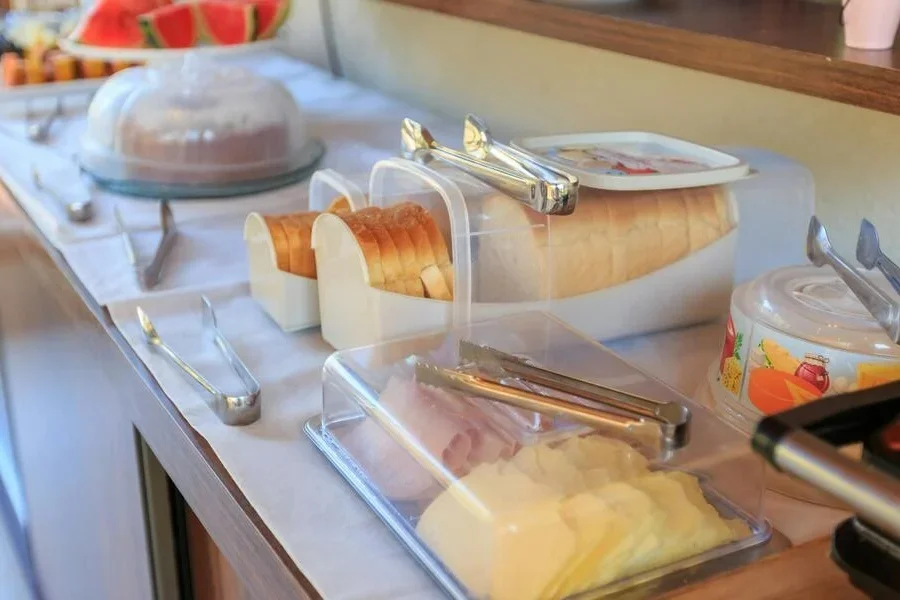 Makanan di atas nampan di atas lemari