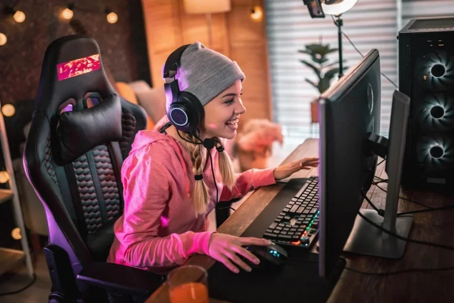 Gadis bermain video game online dan streaming di rumah
