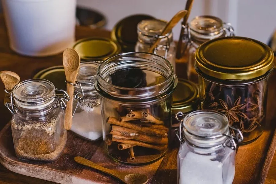 Frascos de especias de vidrio en una bandeja