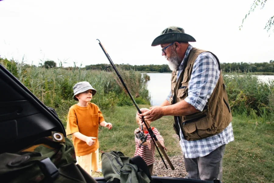 Kakek dan Cucu Menikmati Hari Memancing Bersama