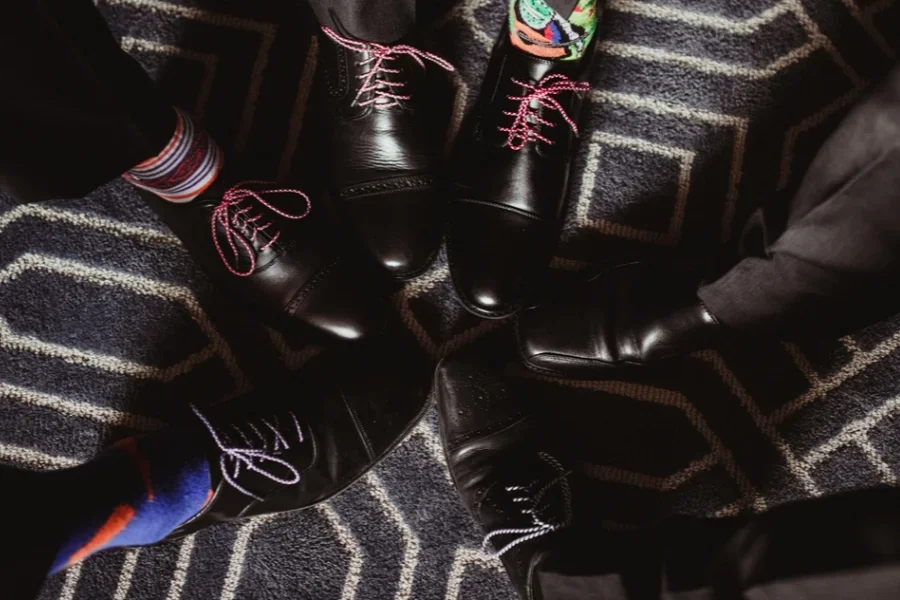 Calcetines y zapatos llamativos para el novio con cordones de colores