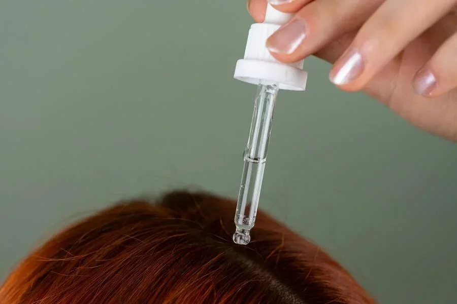 Нанесите масло на кожу головы с помощью пипетки.