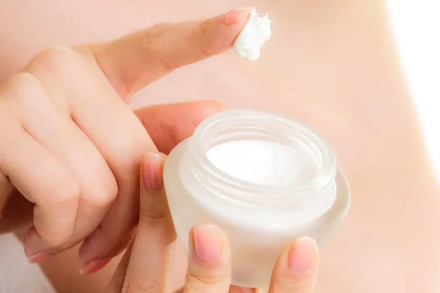 Tiegel mit Feuchtigkeitscreme für das Gesicht mit Ziegenmilch und Ölsäure