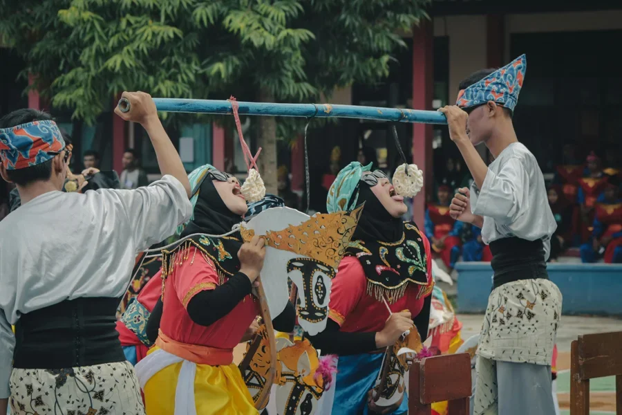 Alegre evento cultural indonesio con juegos tradicionales en Java Occidental, con vestimentas coloridas y participación comunitaria.