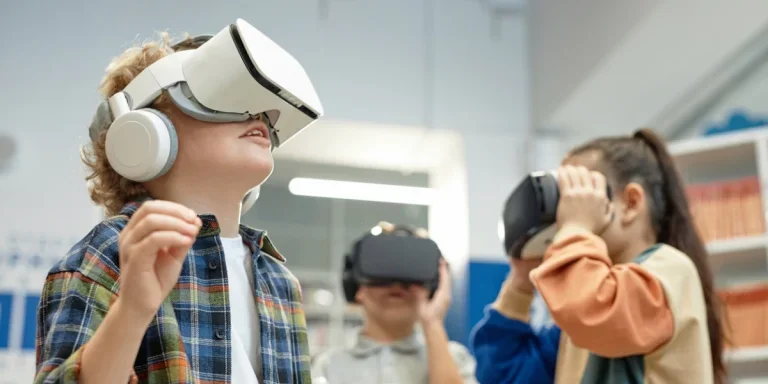 Des enfants utilisant des casques VR dans une salle blanche
