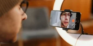 Pria Merekam Video di Ponsel Pintar
