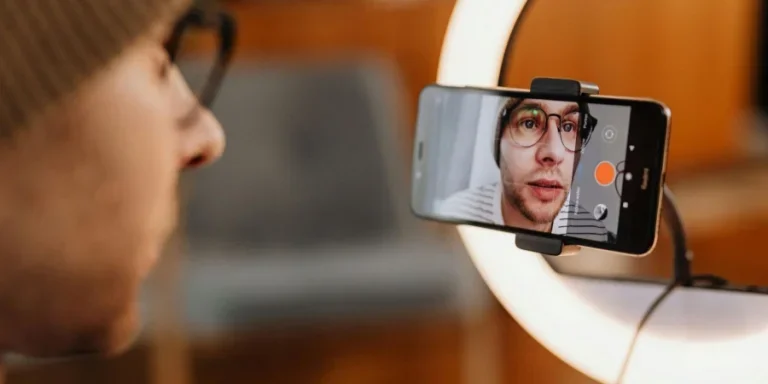 Mann filmt Video mit Smartphone