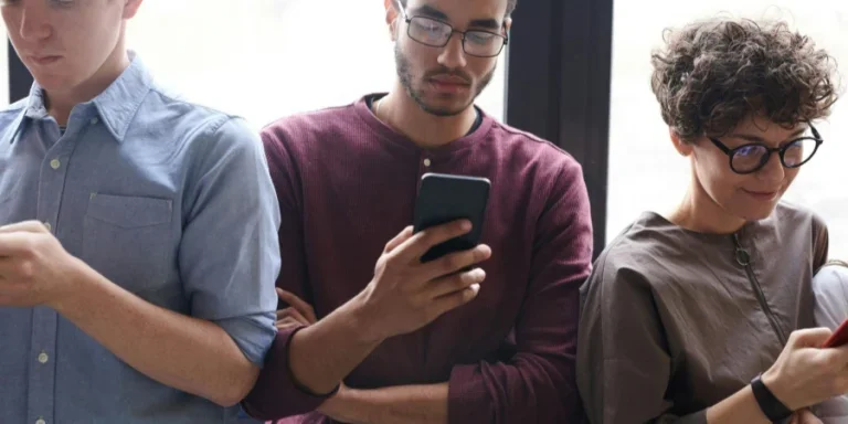 Mann mit rotem Pullover