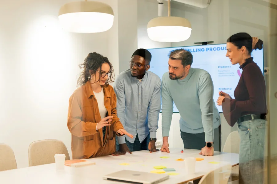 Besprechung des Marketingteams im Büro, um neue Ideen für den Produktverkauf zu besprechen