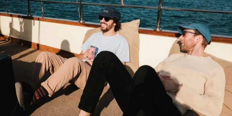 Hombres acostados en un velero