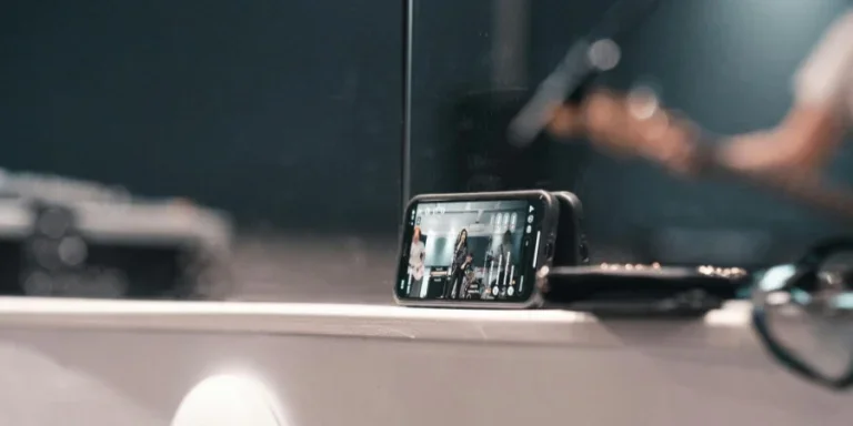 Handy lehnt an Spiegel