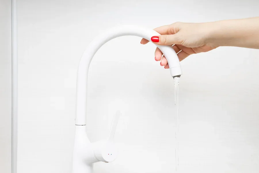 Grifo blanco moderno con aireador