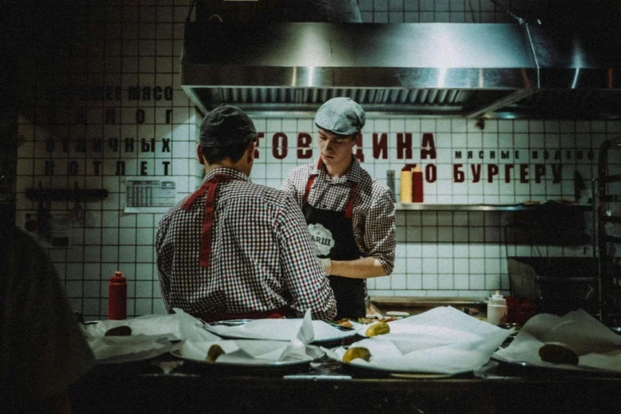 Personnes à l'intérieur d'une cuisine commerciale
