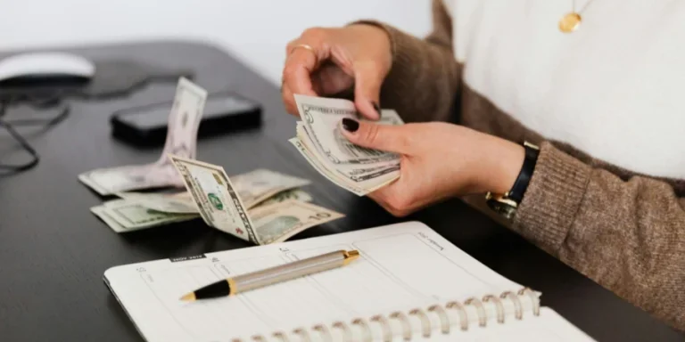 Person, die Bargeld zählt