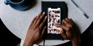 Orang yang Memegang Kotak Berlabel Hitam Putih