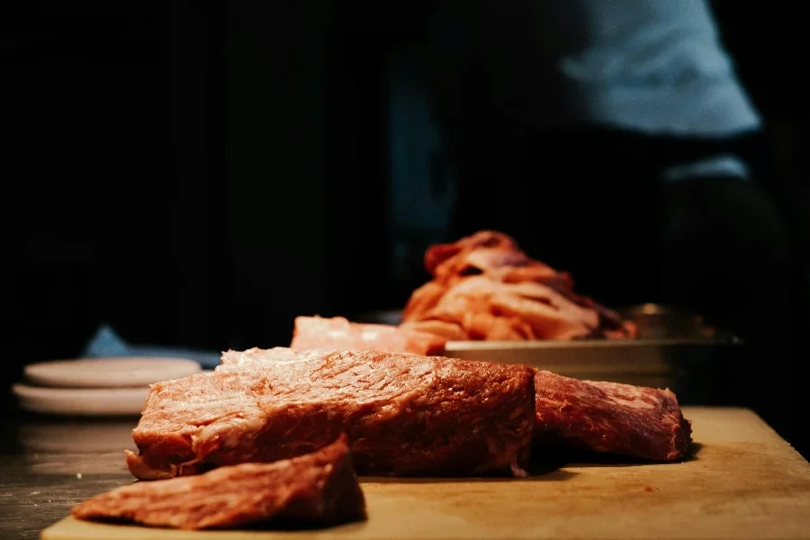 Сырое мясо на разделочной доске