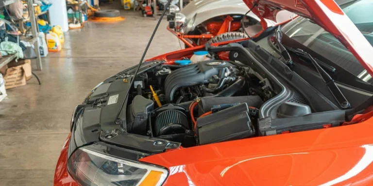 Compartiment moteur de la voiture rouge