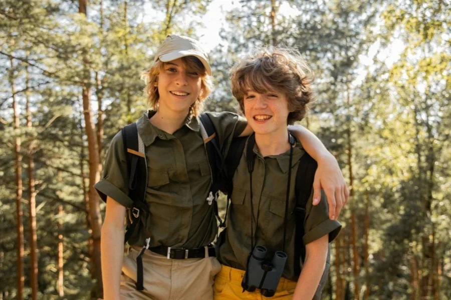 Scouts souriants dans la forêt