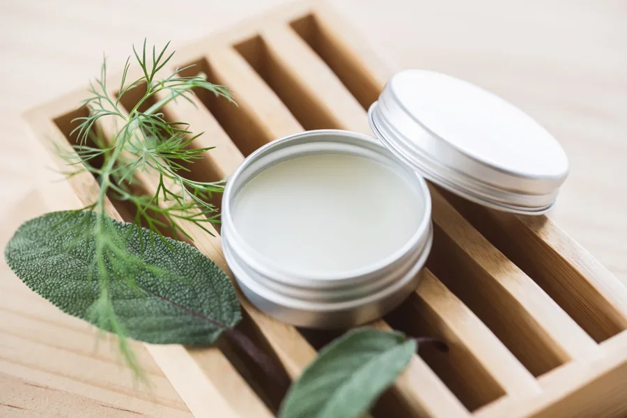 Kleines Glas Lippenbalsam auf Bambusständer