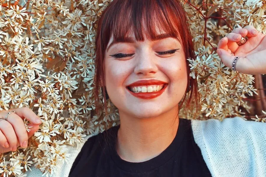 앞머리를 묶은 웃는 여자