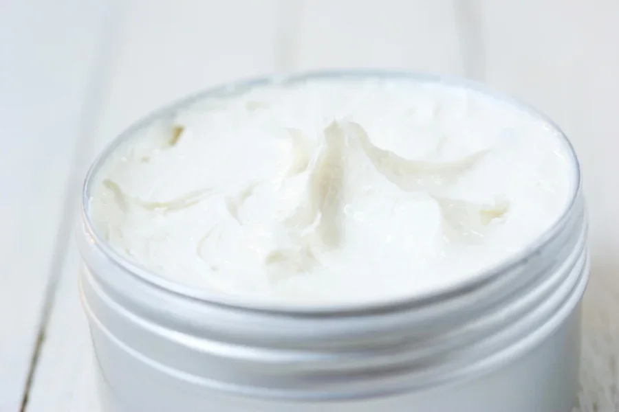 Edelstahlgefäß gefüllt mit geschlagenem Hauttalg