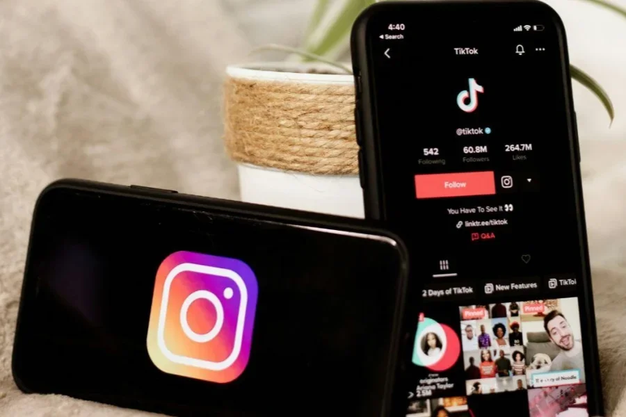 Zwei Telefone in der Instagram- und TikTok-App nebeneinander platziert