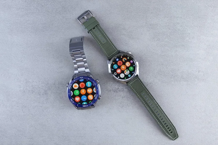 Dos relojes inteligentes sobre un fondo gris