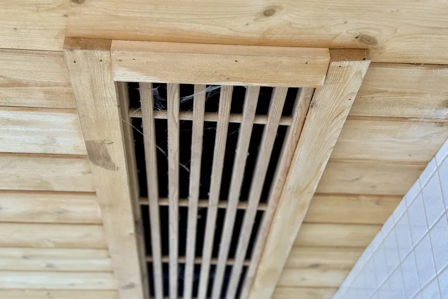 Ventilation panel made of solid wood