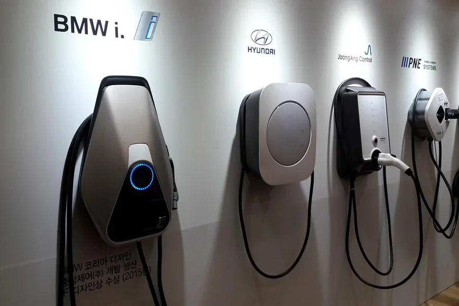 壁掛け式EV充電器は通常、互換性のある取り付け金具が必要です