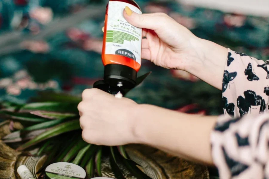 Mujer poniéndose loción en la mano