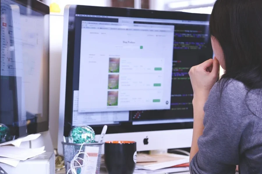 Frau analysiert Marketingergebnisse auf digitaler Plattform