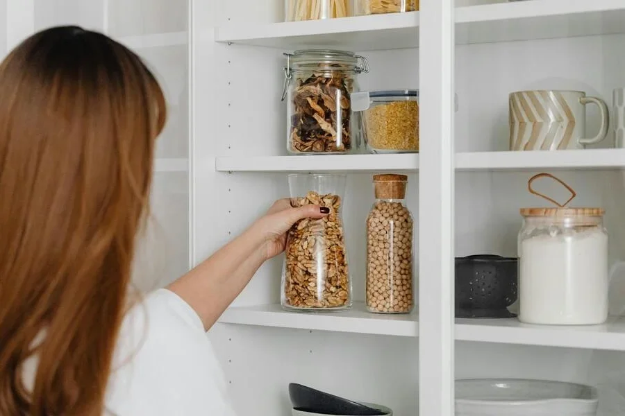 Mujer sosteniendo un frasco de vidrio