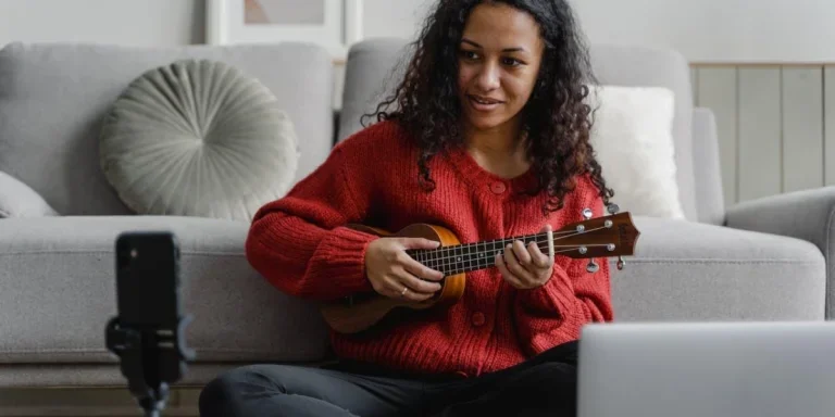 Женщина снимает себя на штатив для смартфона