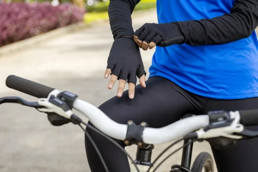 Mujer con guantes preparándose para el paseo en bicicleta