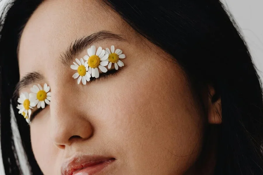 눈에 꽃을 꽂은 여자