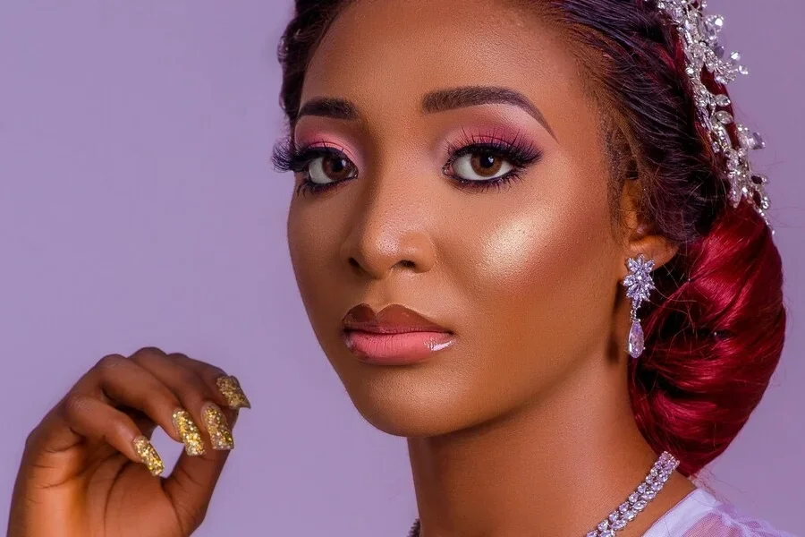 핑크색 아이섀도와 부드러운 광채 메이크업을 한 여성