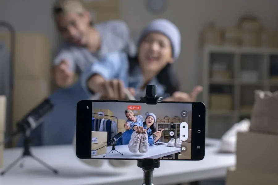 Pasangan muda Asia pemilik bisnis e-commerce berbicara dan melihat kamera meninjau produk