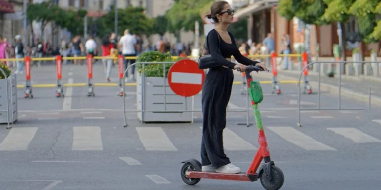 Mädchen, Roller, beiläufig, draußen, Sonnenbrille, Reiten, Elektroroller, Straße, städtisch, Transport, Lebensstil