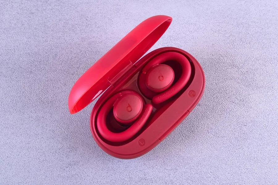 Auriculares rojos y en un estuche de carga.