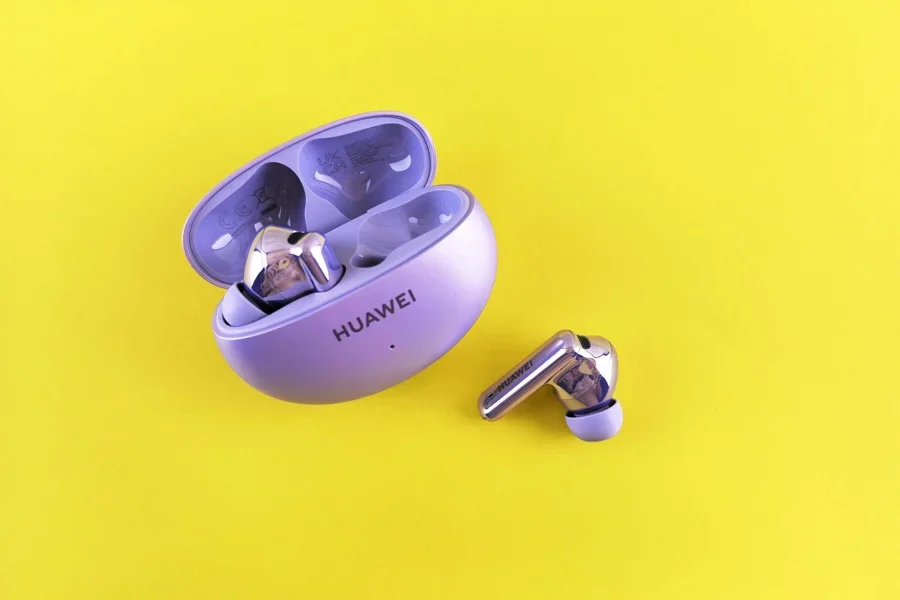 Auriculares inalámbricos elegantes en un estuche de carga.