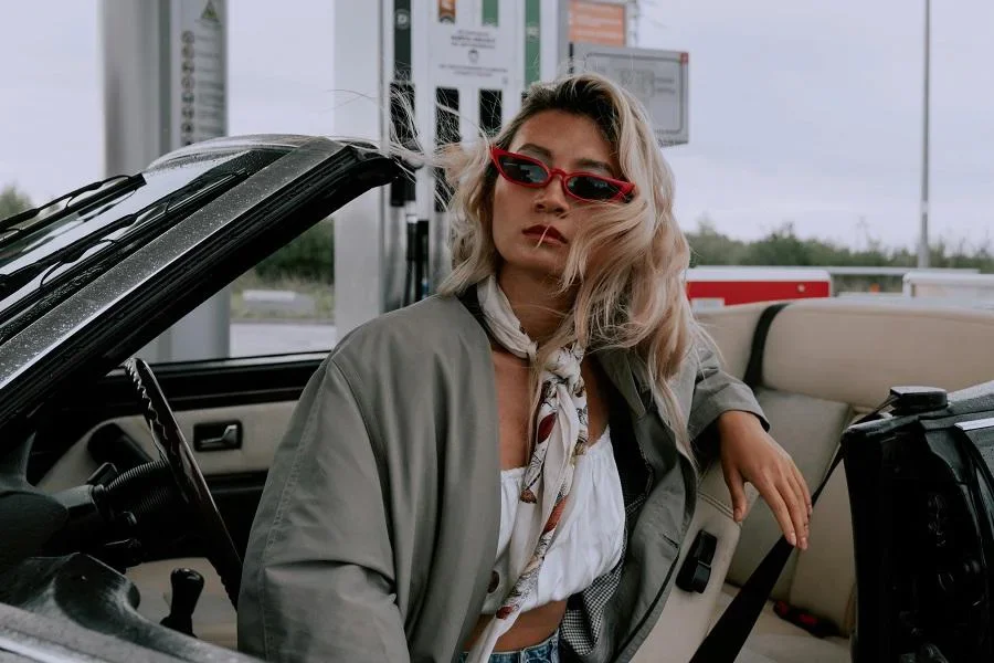 Una hermosa mujer en un descapotable