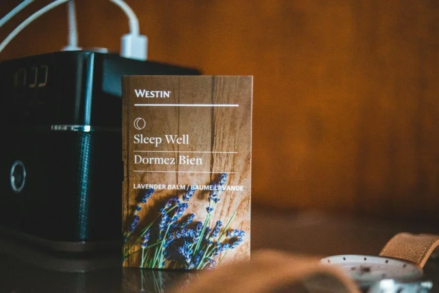 Книга рядом с динамиком на столе