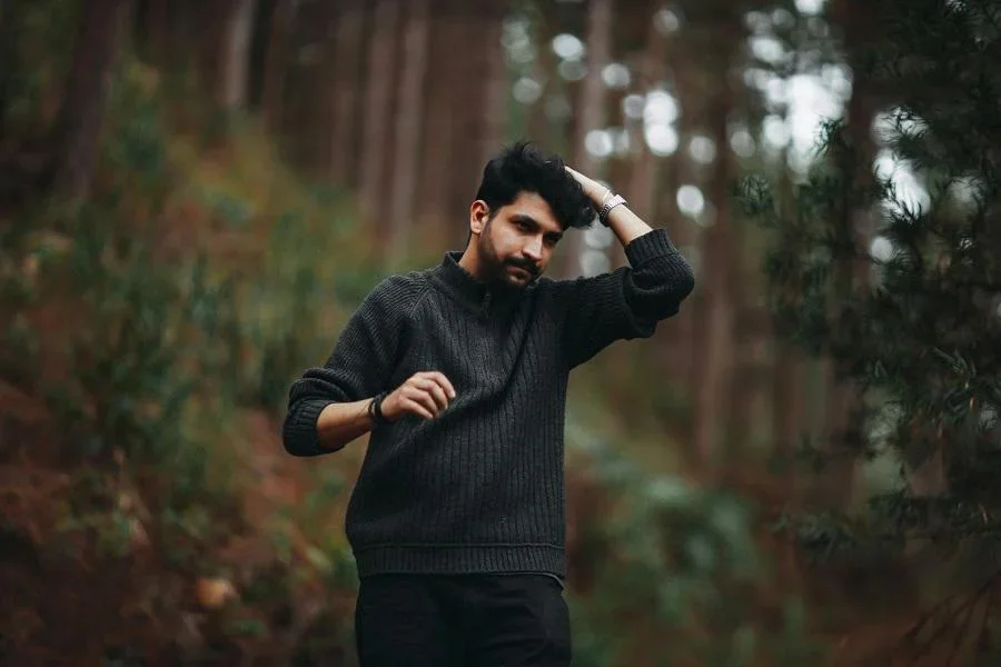 Um homem de suéter preto