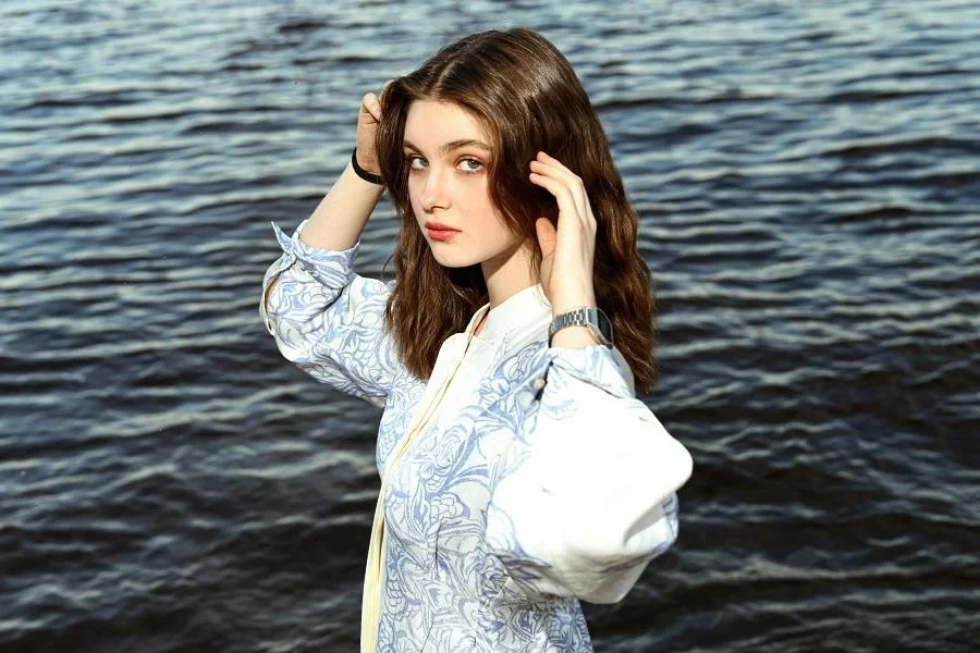 Eine hübsche Frau im weißen Blumentop