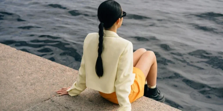 Una mujer sentada cerca del agua
